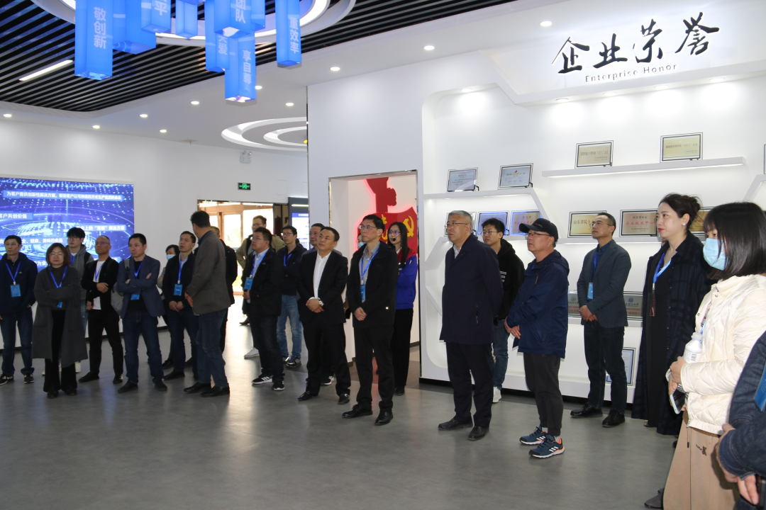 舟山市經(jīng)信局副局長(zhǎng)毛潤(rùn)洲攜舟山市優(yōu)秀企業(yè)家代表一行40余人蒞臨銳智股份調(diào)研考察! 舟山市經(jīng)信局副局長(zhǎng)毛潤(rùn)洲攜舟山市優(yōu)秀企業(yè)家代表一行40余人蒞臨銳智股份調(diào)研考察!