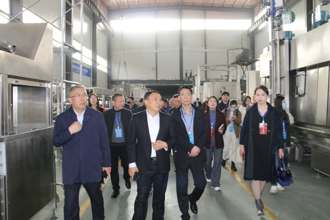 舟山市經(jīng)信局副局長(zhǎng)毛潤(rùn)洲攜舟山市優(yōu)秀企業(yè)家代表一行40余人蒞臨銳智股份調(diào)研考察! 舟山市經(jīng)信局副局長(zhǎng)毛潤(rùn)洲攜舟山市優(yōu)秀企業(yè)家代表一行40余人蒞臨銳智股份調(diào)研考察!